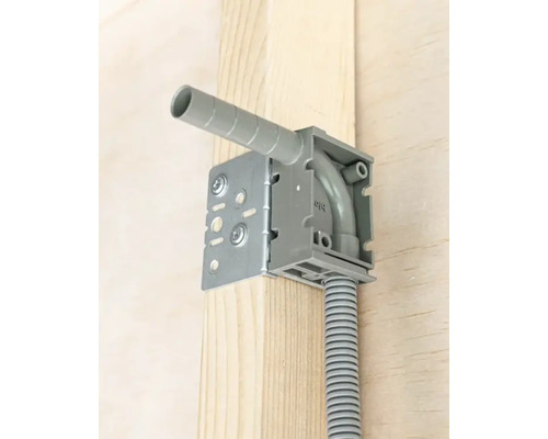 Installerade elinstallationsbox med ledningar på en trävägg