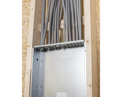 Installation med flexibla rör och metallåda i träram