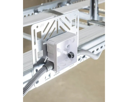 Detaljvy av en installation med en vit kopplingsdosa och en grå kabelkanal på en metallskena.