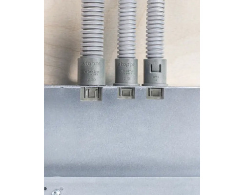 Tre elektriska skyddsrör med olika diametrar är fästa på ett väggfäste.