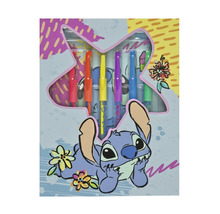 Pennset med Stitch-motiv i en dekorativ förpackning.