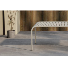 Trädgårdsbord med lamellkonstruktion av metall