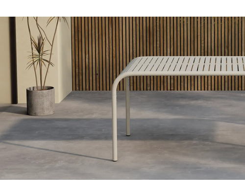 Trädgårdsbord med lamellkonstruktion av metall