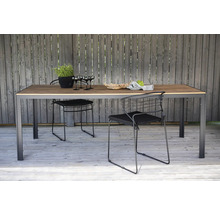 Trädgårdsbord med stolar och dekoration på en terrass