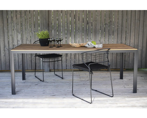 Trädgårdsbord med stolar och dekoration på en terrass