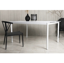 Vitt matbord med dekoration och svart stol