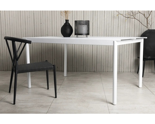 Vitt matbord med dekoration och svart stol