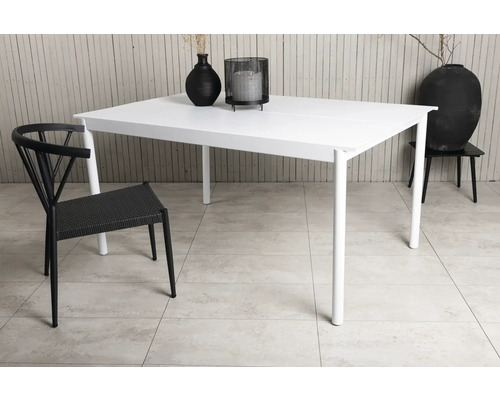 Vitt matbord med dekorativa föremål och stolar