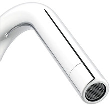 Detaljvy av en förkromad vattenkran