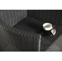 Detaljbild av en rottingfåtölj med kopp och fat