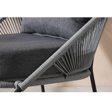 Närbild av en grå fåtölj med repflätning och klädsel