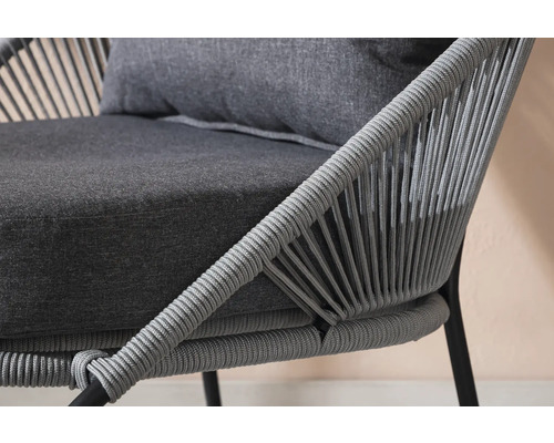 Närbild av en grå fåtölj med repflätning och klädsel