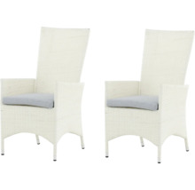 Två vita trädgårdsstolar i rotting med armstöd och grå sittdynor