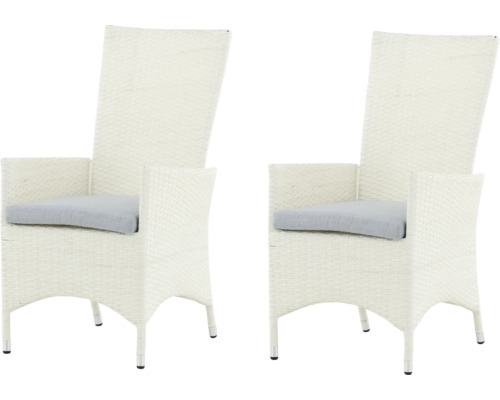 Två vita trädgårdsstolar i rotting med armstöd och grå sittdynor