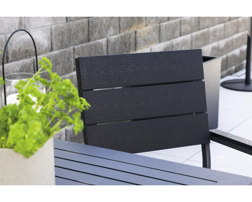 Detaljvy av en trädgårdsstol med träutseende och matchande bord