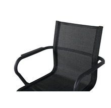 Detaljvy av en trädgårdsstol med armstöd och nätklädsel