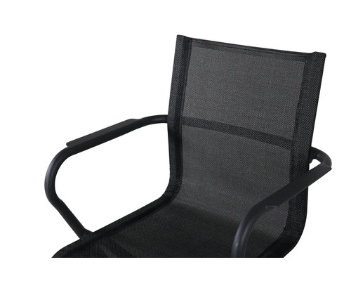 Detaljvy av en trädgårdsstol med armstöd och nätklädsel