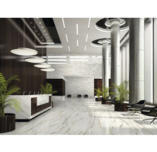 Ljus och rymlig reception med marmorgolv, pelare och designmöbler