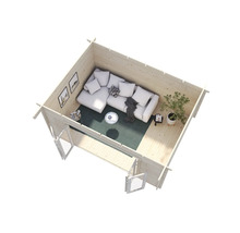 Interiörbild av ett trähus med soffa, bord och dekoration