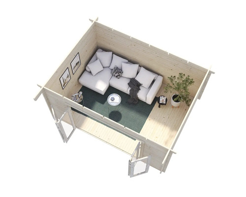 Interiörbild av ett trähus med soffa, bord och dekoration