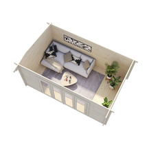 Interiör av ett modernt trädgårdshus med soffa, bord och växter.