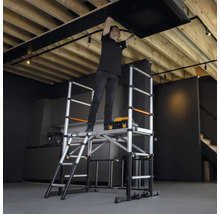 En person arbetar på en ställning i taket.