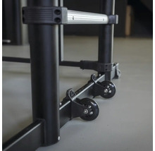 Detaljbild av en rullställning med hjul på fötterna.