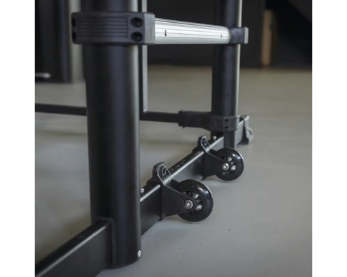 Detaljbild av en rullställning med hjul på fötterna.