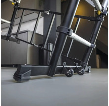 Detaljvy av en byggnadsställning med hjul för enkel transport