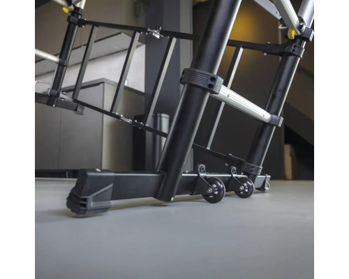 Detaljvy av en byggnadsställning med hjul för enkel transport