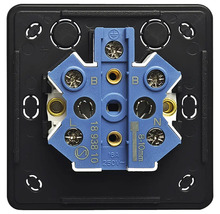 Detalj av ett eluttag med skruvterminaler