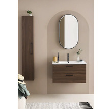 Badrum med tvättställsskåp, spegel och högskåp