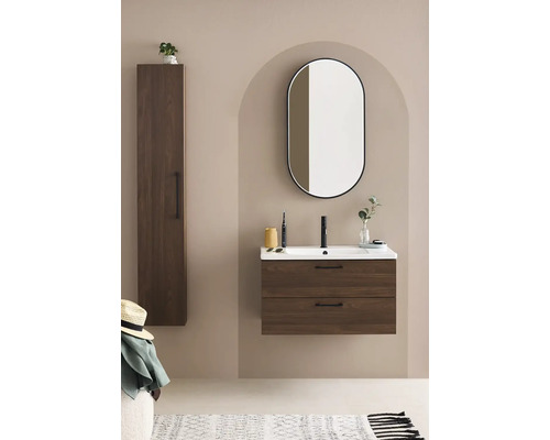 Badrum med tvättställsskåp, spegel och högskåp