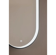 Detaljvy av en spegel med belysning