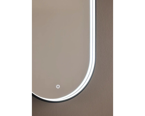 Detaljvy av en spegel med belysning