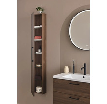 Badrum med handfat, spegel och öppet hängskåp med flera hyllor