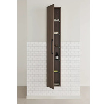 Öppet badrumsskåp med hyllor på en vägg