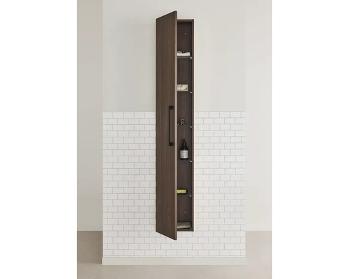 Öppet badrumsskåp med hyllor på en vägg