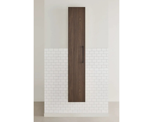 Högt badrumsskåp i trä med handtag