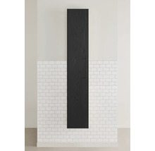 Högt, svart badrumsskåp med handtag framför kakelvägg