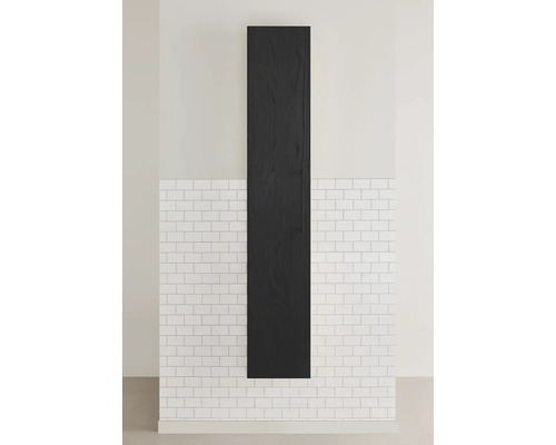 Högt, svart badrumsskåp med handtag framför kakelvägg