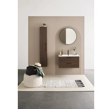 Badrum med tvättställsskåp, spegelskåp, spegel och matta