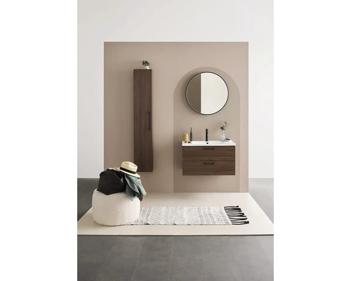 Badrum med tvättställsskåp, spegelskåp, spegel och matta