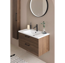 Badrumsscen med underskåp för tvättställ, tvättställ, blandare och spegel