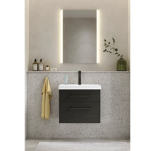 Badrum med tvättställsskåp, tvättställ, spegel med belysning och badrumstillbehör