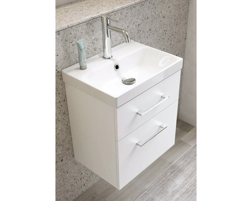 Tvättställsskåp med två lådor, armatur och vårdprodukt i badrummet