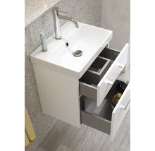 Tvättställsskåp med öppna lådor i badrummet