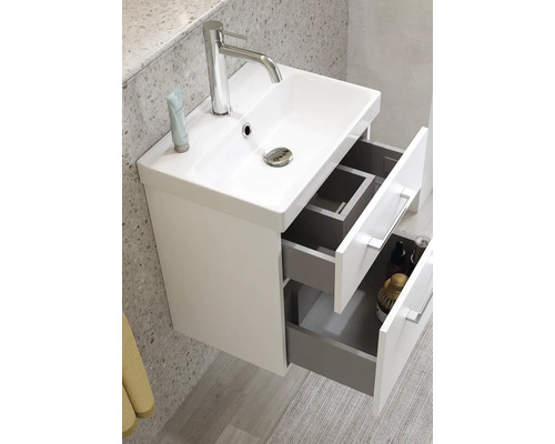 Tvättställsskåp med öppna lådor i badrummet