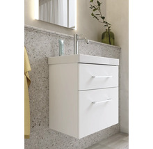 Badrum med tvättställsskåp, handfat och kran