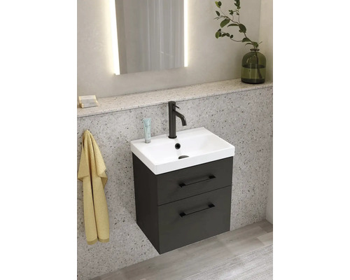 Tvättställ med underskåp och två lådor i badrummet.